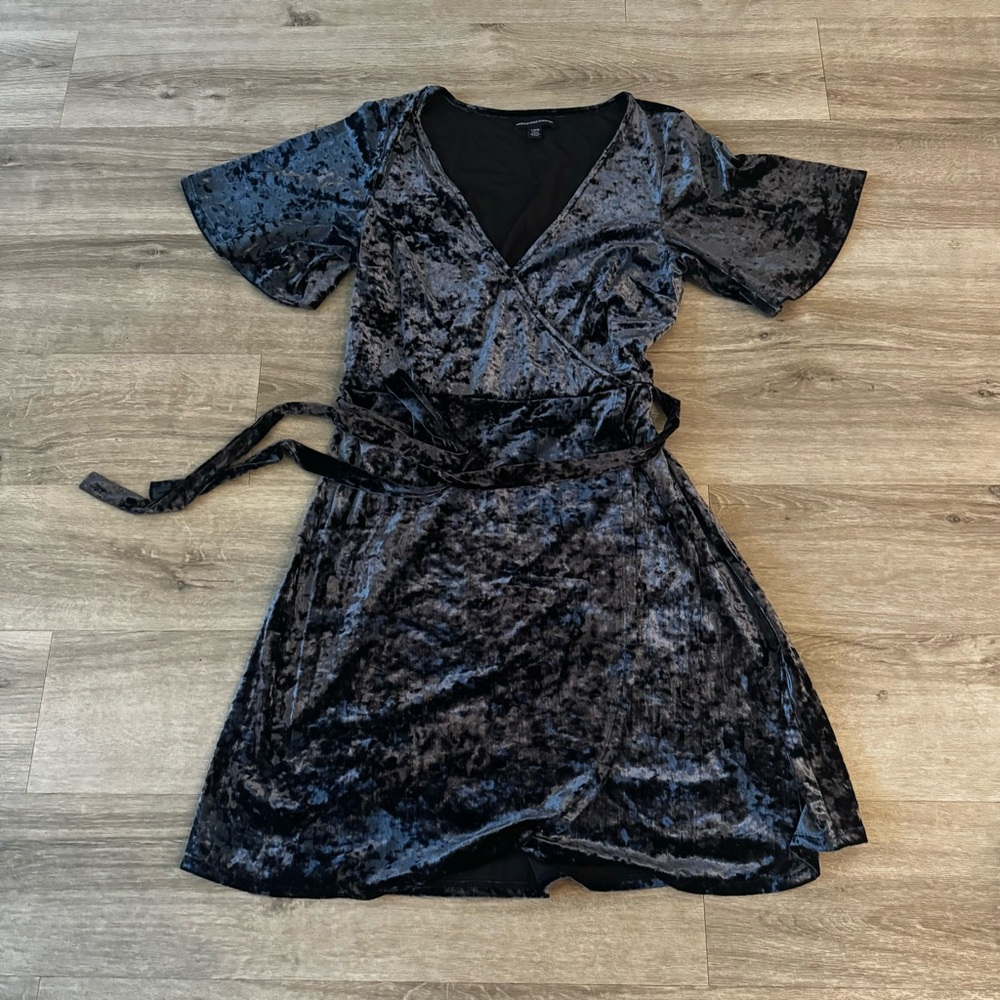 American Eagle Blue crushed velvet V- Neck short sleeve dress with tie detail